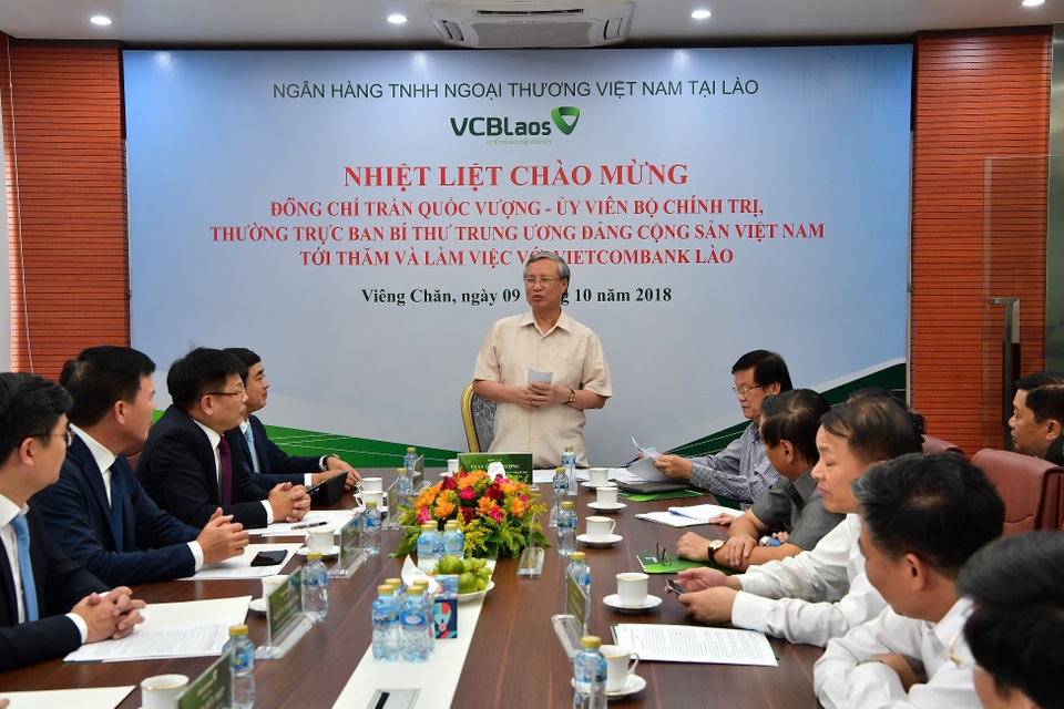 Vietcombank Lào vinh dự đón ông Trần Quốc Vượng tới thăm và làm việc - 1
Đ/c Trần Quốc Vượng phát biểu chỉ đạo tại buổi làm việc và biểu dương những thành quả của Vietcombank nói chung và Vietcombank Lào nói riêng