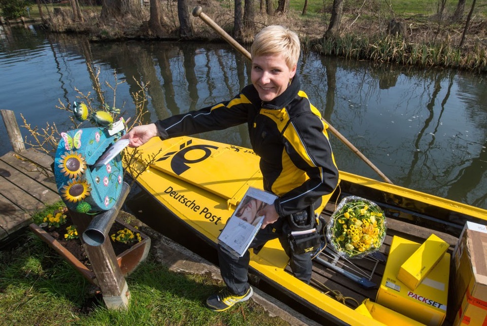 Andrea Bunar, nữ nhân viên đưa thư trên một chiếc thuyền gần Lehde thuộc miền đông nước Đức.