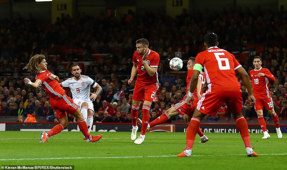 
Paco Alcacer tỏa sáng với cú đúp vào lưới Wales
