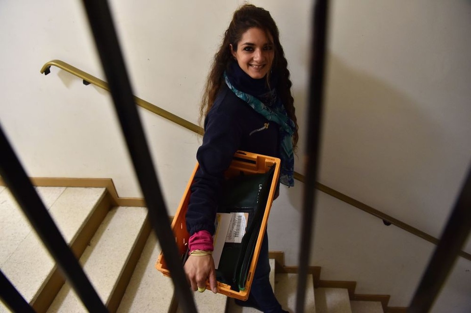 Celia Ruivo-Alves, nữ nhân viên bưu chính đang chuyển thư trong một buổi sáng làm việc ở Chevilly-Larue, miền nam Paris.