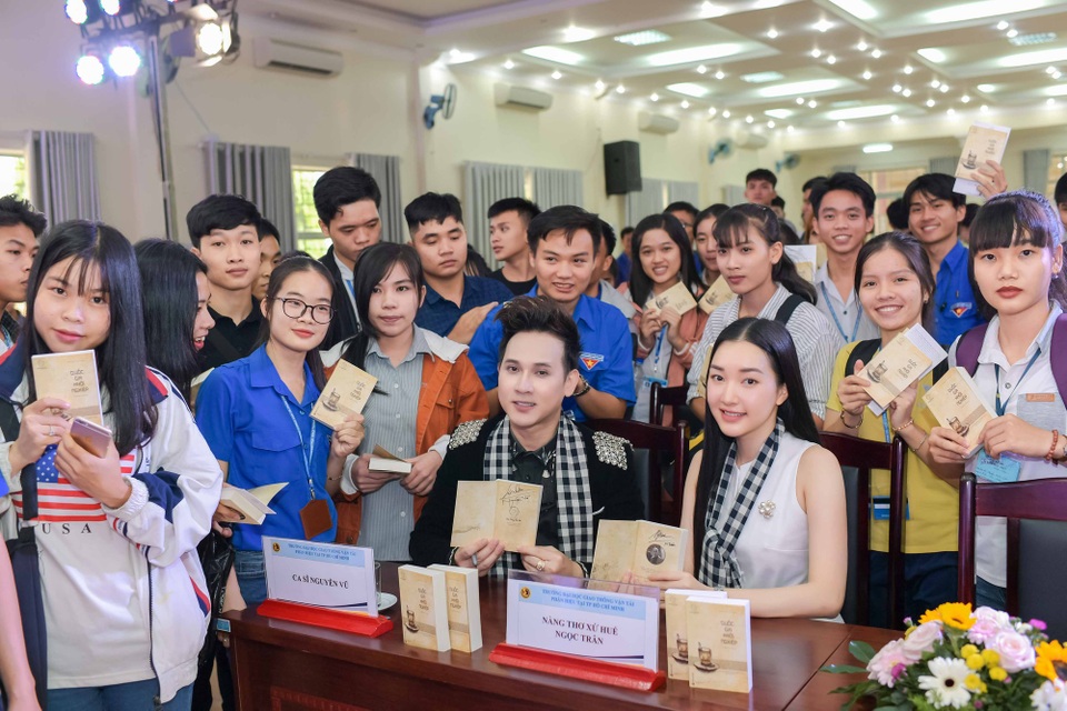 “Nàng thơ xứ Huế” Ngọc Trân từng tự ti và lo sợ mỗi khi rời khỏi đất Huế - 7 Các khách mời chụp ảnh cùng sinh viên.