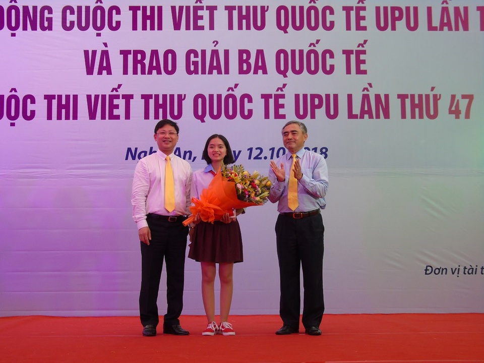 Cuộc thi viết thư UPU lần thứ 48: “Hãy viết một bức thư về người hùng của em” - 1 Ban tổ chức trao giải Ba quốc tế cho em Nguyễn Thị Bạch Dương (lớp 9A, trường THCS Nguyễn Trãi, Nam Sách, Hải Dương).