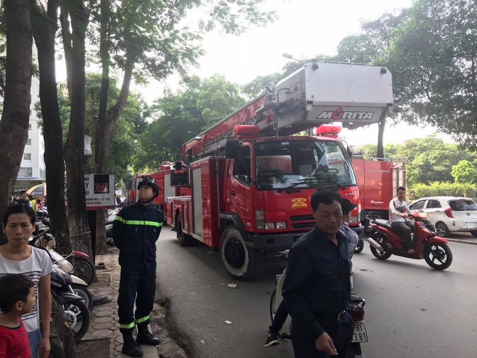 Hà Nội: Cháy căn hộ tầng 31 tại chung cư Linh Đàm - 1 Xe chữa cháy, xe thang đã được huy động đến hiện trường vụ cháy.