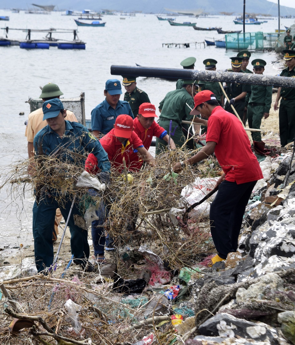 Gần 10.000 đoàn viên, thanh niên tham gia chiến dịch “Hãy làm sạch biển” - 2 Đoàn viên thanh niên tham gia dọn sạch rác ở TX. Sông Cầu