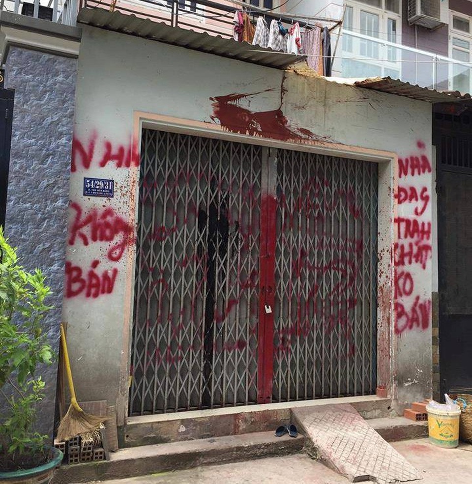 Cô giáo tiểu học "cầu xin" xã hội đen cho mình được yên ổn đi dạy - 1 Gia đình cô giáo ở TPHCM bị xã hội đen đe dọa