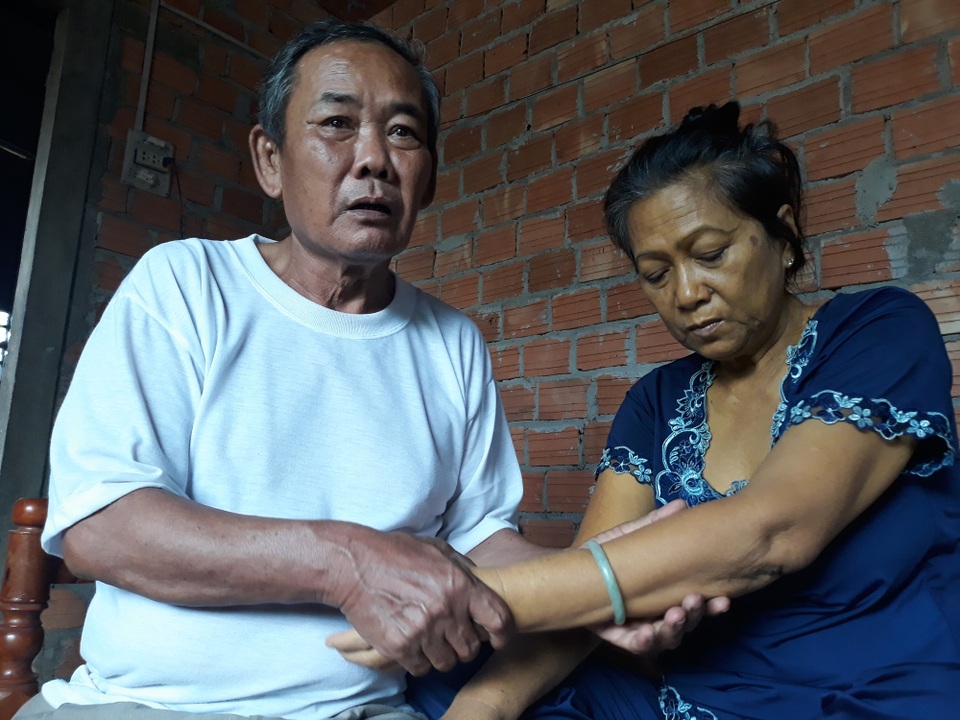 Chồng bệnh tim chăm vợ u gan ác tính trong cảnh túng thiếu - 1 Ông Sơn mắc bệnh tim còn vợ bị u gan ác tính trong khi tài sản trong nhà không còn gì giá trị.