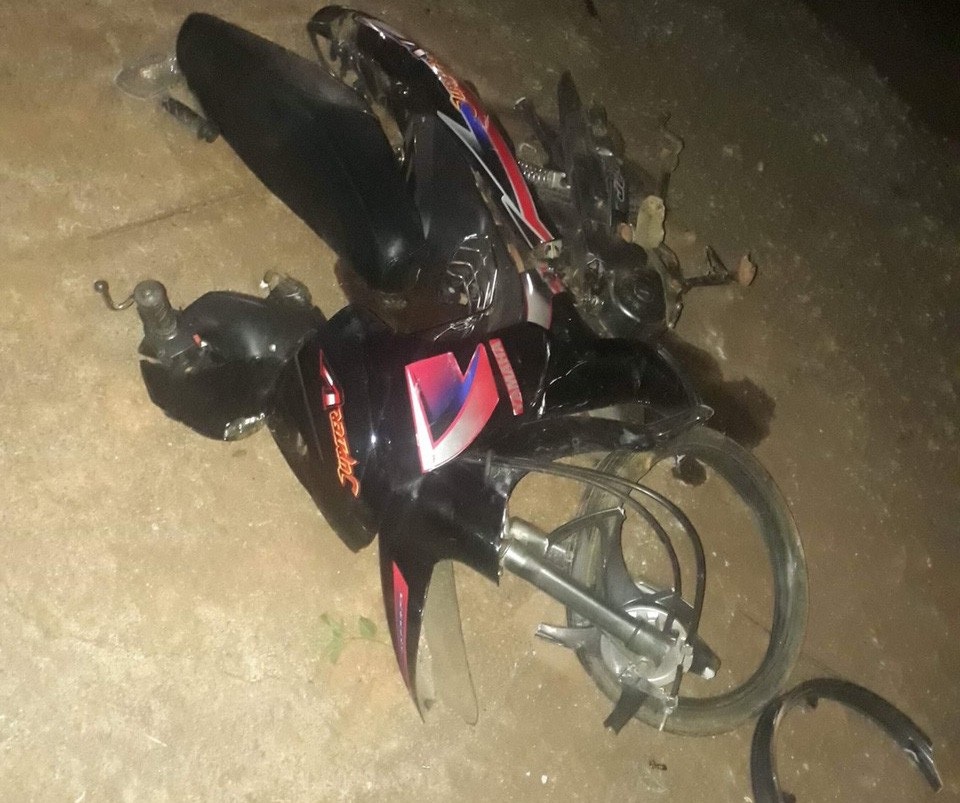 Xe cứu thương tông xe máy, một người tử vong - 1 
Chiếc xe máy bị hư hỏng sau khi bị xe cứu thương húc văng