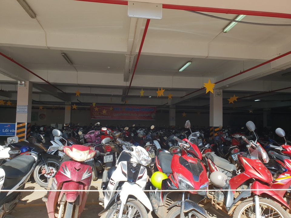 Chưa đủ tuổi, không bằng lái, học sinh vẫn vô tư đi xe máy đến trường - 4 Bãi giữ xe của siêu thị có hàng trăm chiếc xe máy của học sinh