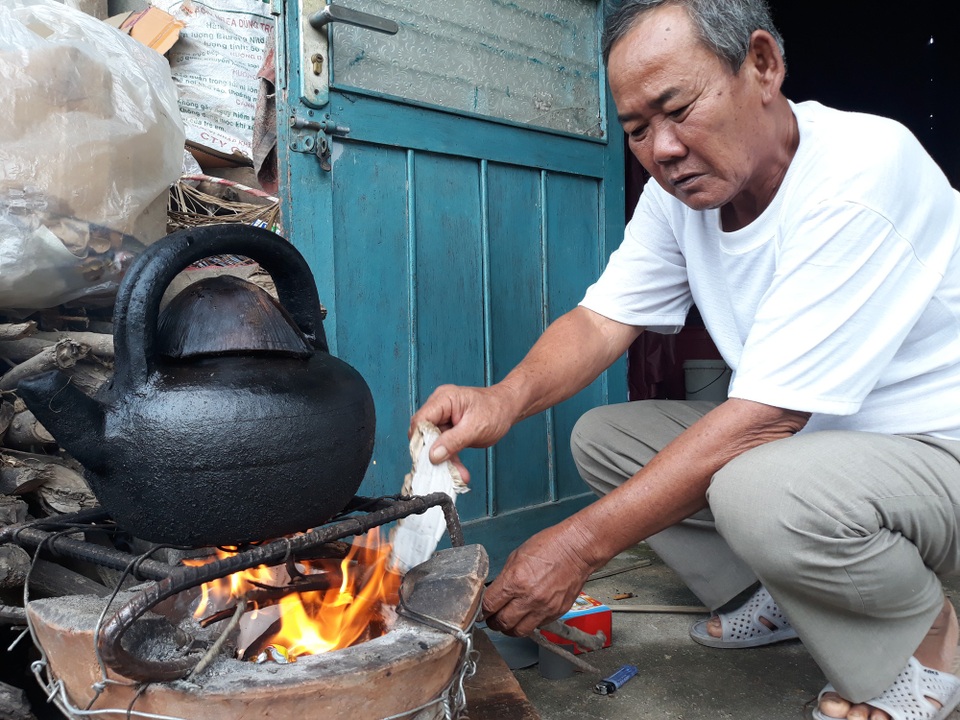 Chồng bệnh tim chăm vợ u gan ác tính trong cảnh túng thiếu - 5 Ông Sơn vẫn hy vọng một phép màu sẽ đến để 2 vợ chồng cùng đi với nhau đến cuối cuộc đời.