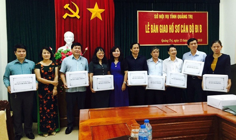 Quảng Trị bàn giao hồ sơ cán bộ “đi B” cho các địa phương - 1 Trao trả hồ sơ cán bộ đi B cho các địa phương để trả lại gia đình.