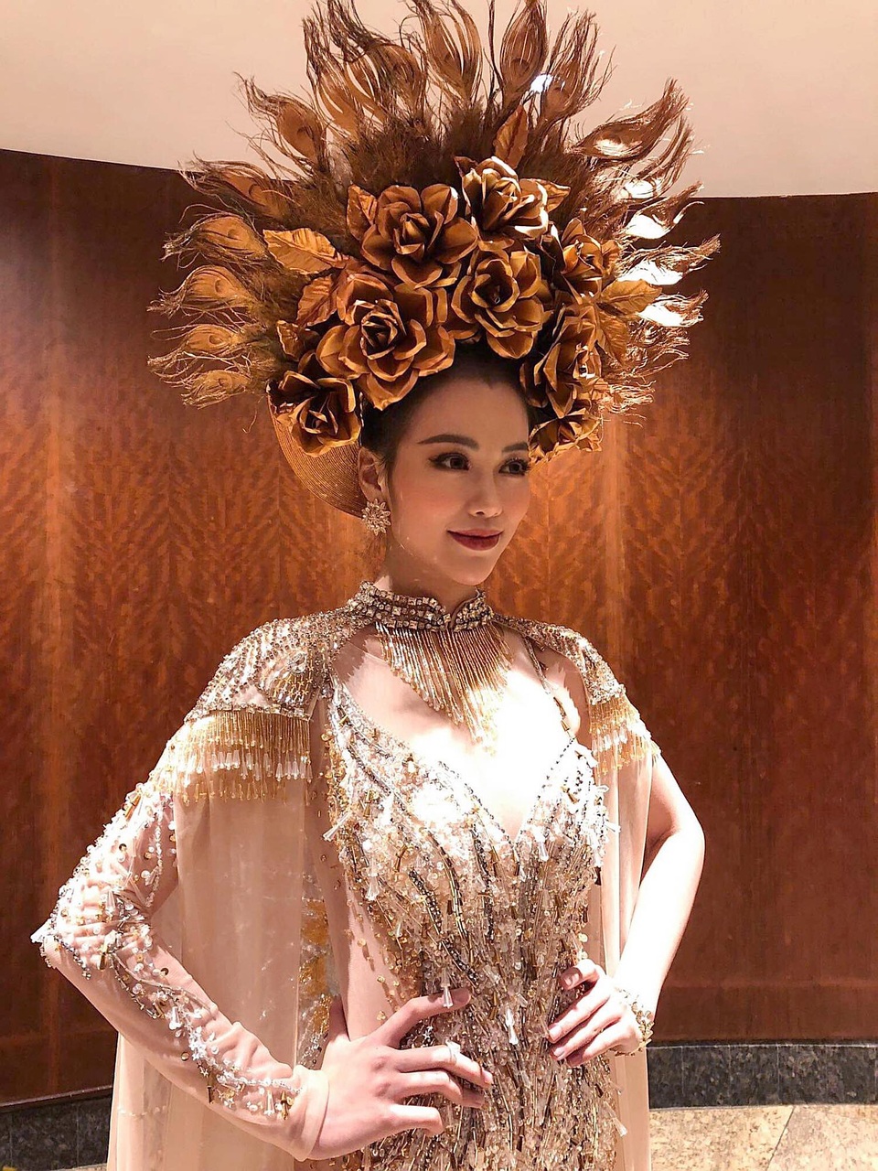 Người đẹp Việt giành Huy chương Vàng trang phục dân tộc tại Miss Earth 2018 - 3 Hình ảnh nữ thần được kết hợp khéo léo trên chiếc áo dài Việt, mấn đội đầu kết hợp cùng hình ảnh mũ đội nữ thần quen thuộc trong thần thoại Hy Lạp, đặc biệt là sự kết hợp với chiếc áo choàng của các vị nữ tướng Việt Nam đã tạo nên một bộ Quốc phục nhìn vừa quen vừa lạ, dù có chút pha trộn giữa hình ảnh phương Tây nhưng vẫn mang nét đẹp đặc trưng của Quốc phục Việt Nam.