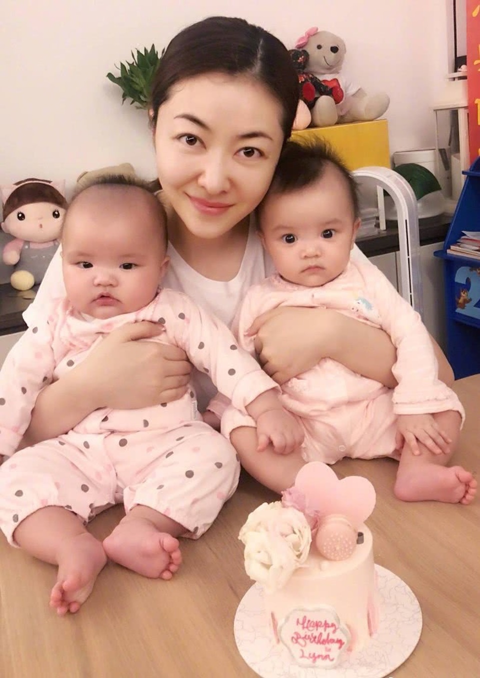 Lâm Đại Hùng lấy dáng "thần tốc" sau khi sinh con - 8
Lâm Đại Hùng hạnh phúc bên hai con gái. Cô chia sẻ ông xã rất biết cách chăm sóc trẻ nhỏ và yêu thương vợ. “Chồng tôi rất quan tâm chăm chút cho tôi. Chính điều này khiến tôi tin tưởng rằng gia đình nhỏ của mình sẽ rất hạnh phúc”, cô nói.