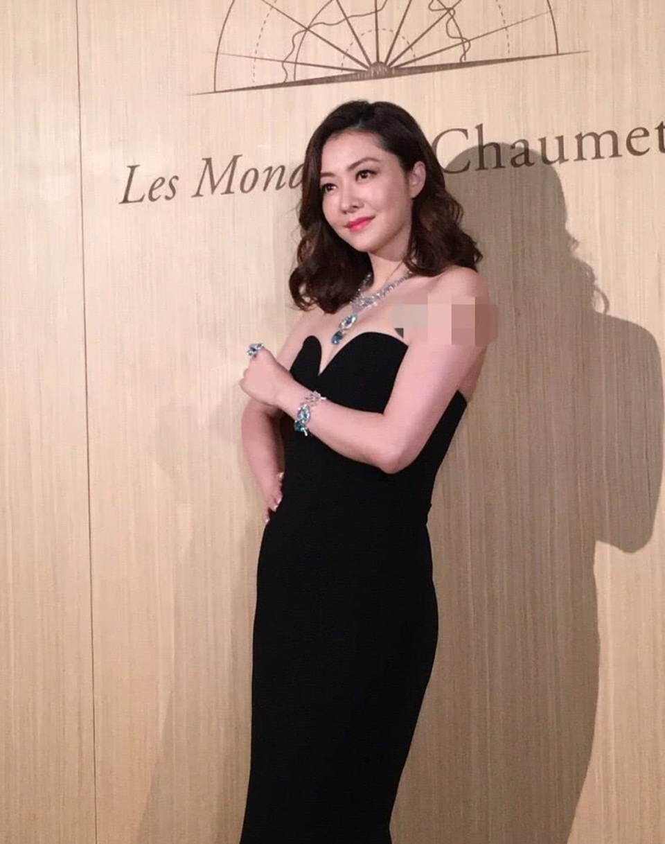 Lâm Đại Hùng lấy dáng "thần tốc" sau khi sinh con - 5
Đầu năm 2018, Lâm Đại Hùng xác nhận cô mang thai lần đầu. Vợ chồng Lâm Đại Hùng đón cặp sinh đôi hai gái vào tháng 4/2018. Cô chuyển sang kinh doanh thời trang trong thời gian mang bầu và hạnh phúc khi nhận được sự hỗ trợ của ông xã.