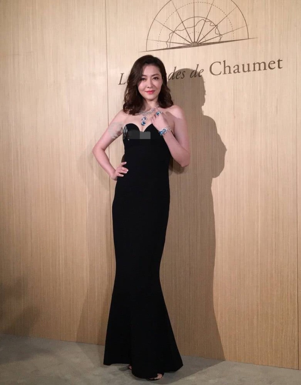 Lâm Đại Hùng lấy dáng "thần tốc" sau khi sinh con - 3
Lâm Đại Hùng từng nổi tiếng nhờ mối tình 8 năm với thiên vương Quách Phú Thành. Cặp đôi quen nhau từ năm 2006 khi Đại Hùng tham gia diễn xuất trong một clip ca nhạc của Quách Phú Thành. Tuy nhiên, 8 năm bên anh, Quách Phú Thành chưa một lần thừa nhận danh phận của Lâm Đại Hùng. Cô buộc nói lời chia tay với anh vào năm 2014 vì không thể chờ đợi mãi một đám cưới.