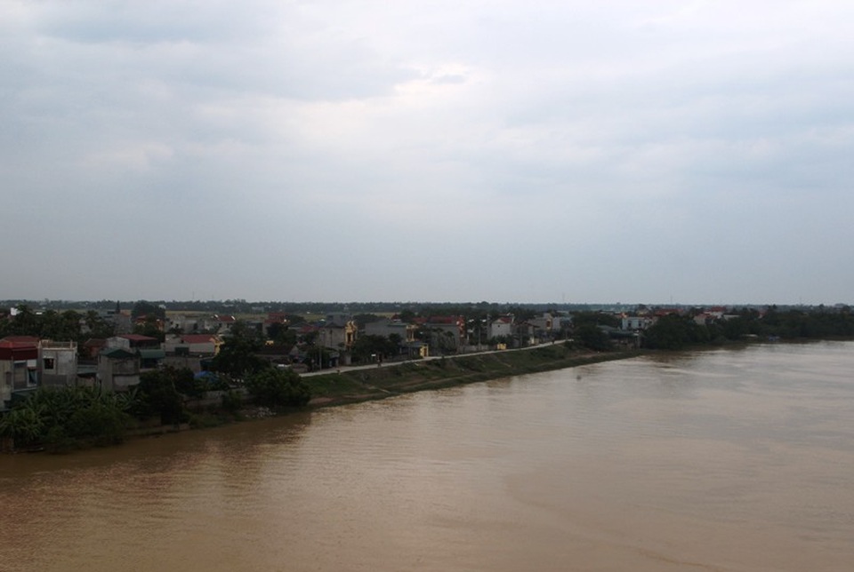 Ngôi làng có hàng trăm giáo sư, tiến sĩ - 1 Làng Nguyệt Viên nằm bên bờ sông Mã.
