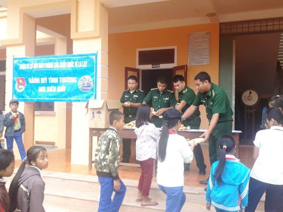 Bộ đội Biên phòng chắp cánh tương lai cho học sinh nghèo vùng biên giới - 4 Những ổ bánh mì ý nghĩa tặng học sinh.