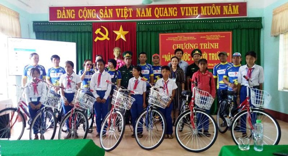 Bộ đội Biên phòng chắp cánh tương lai cho học sinh nghèo vùng biên giới - 6 Những chiếc xe đạp mới tặng học sinh.