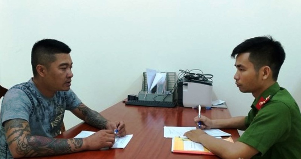 Bắt 2 đối tượng đuổi đánh một công nhân vào tận phòng Chủ tịch UBND xã - 3
Hai Đối tượng Trương Văn Cảnh và Trần Văn Hoàng tại cơ quan công an. (Ảnh: Thảo Nguyên).