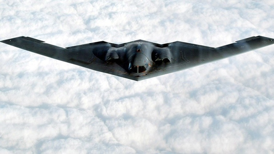Video Mỹ điều máy bay B-2 nắn gân “sát thủ diệt Guam” của Trung Quốc - 1 Máy bay ném bom B-2 Spirit (Ảnh: Reuters)