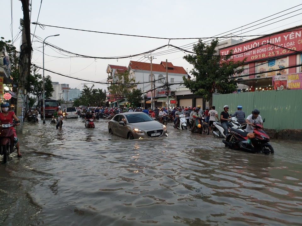 "Tình Sài Gòn" trong những ngày mênh mông nước ngập - 4
