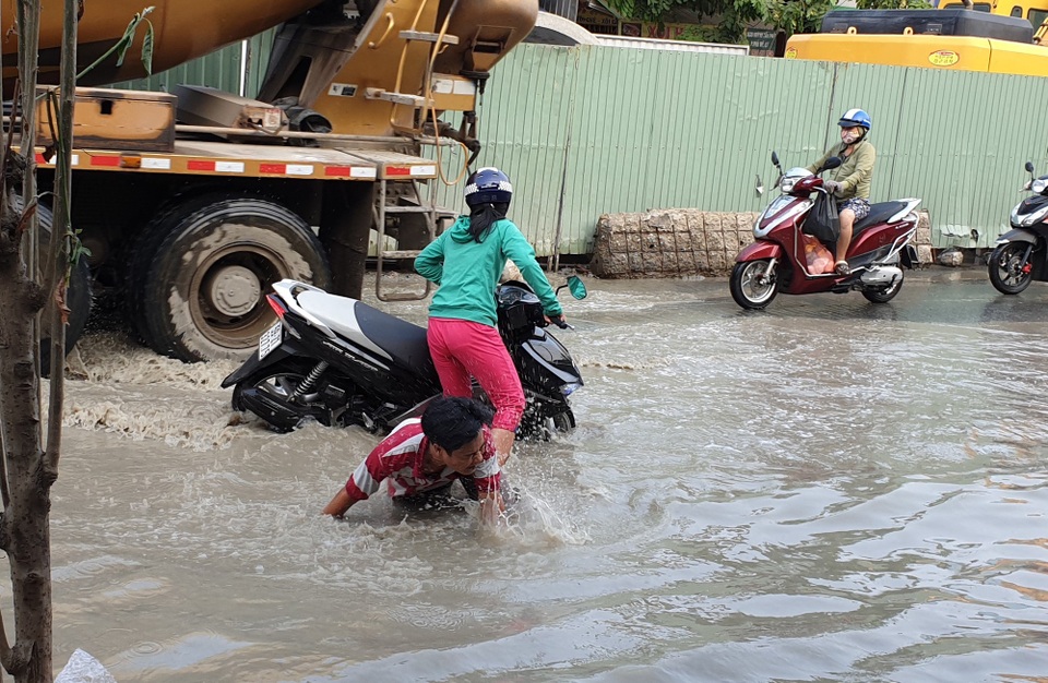 "Tình Sài Gòn" trong những ngày mênh mông nước ngập - 2