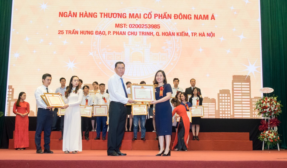 Vinh danh 413 tổ chức, cá nhân thực hiện tốt chính sách, pháp luật thuế năm 2017 - 1
SeABank là một trong tám ngân hàng được nhận bằng khen “Thực hiện tốt chính sách, pháp luật thuế năm 2017”.