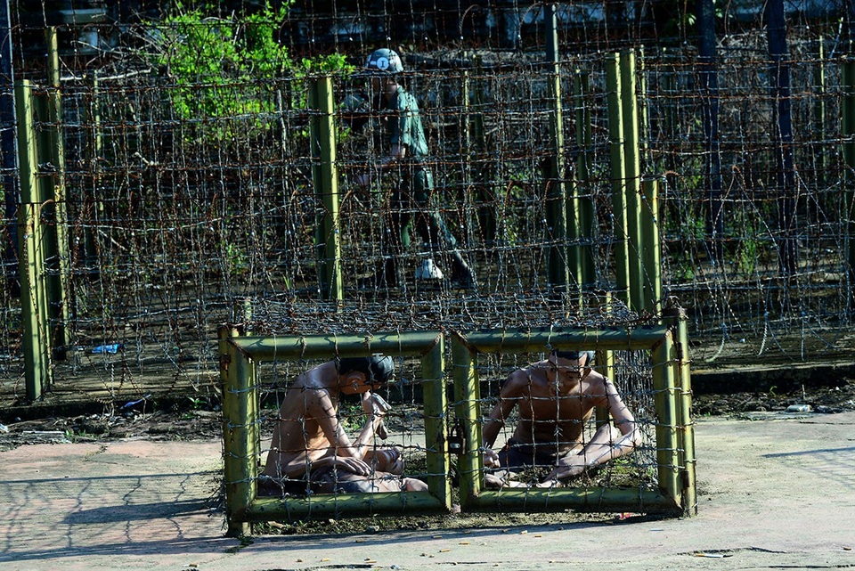 Rợn người cảnh tù binh bị tra tấn ở nhà tù Phú Quốc - 11 Trước cổng nhà tù là những chuồng cọp để giam giữ tù binh chống đối.