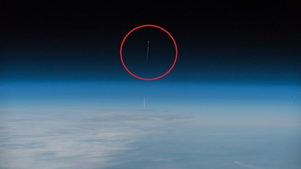 Phi hành gia Đức chụp khoảnh khắc tên lửa đẩy tàu Soyuz rơi - 1
Khoảnh khắc tên lửa đẩy tàu vũ trụ Soyuz rơi được phi hành gia người Đức Alexander Gerst chụp lại. Ảnh: TWITTER
