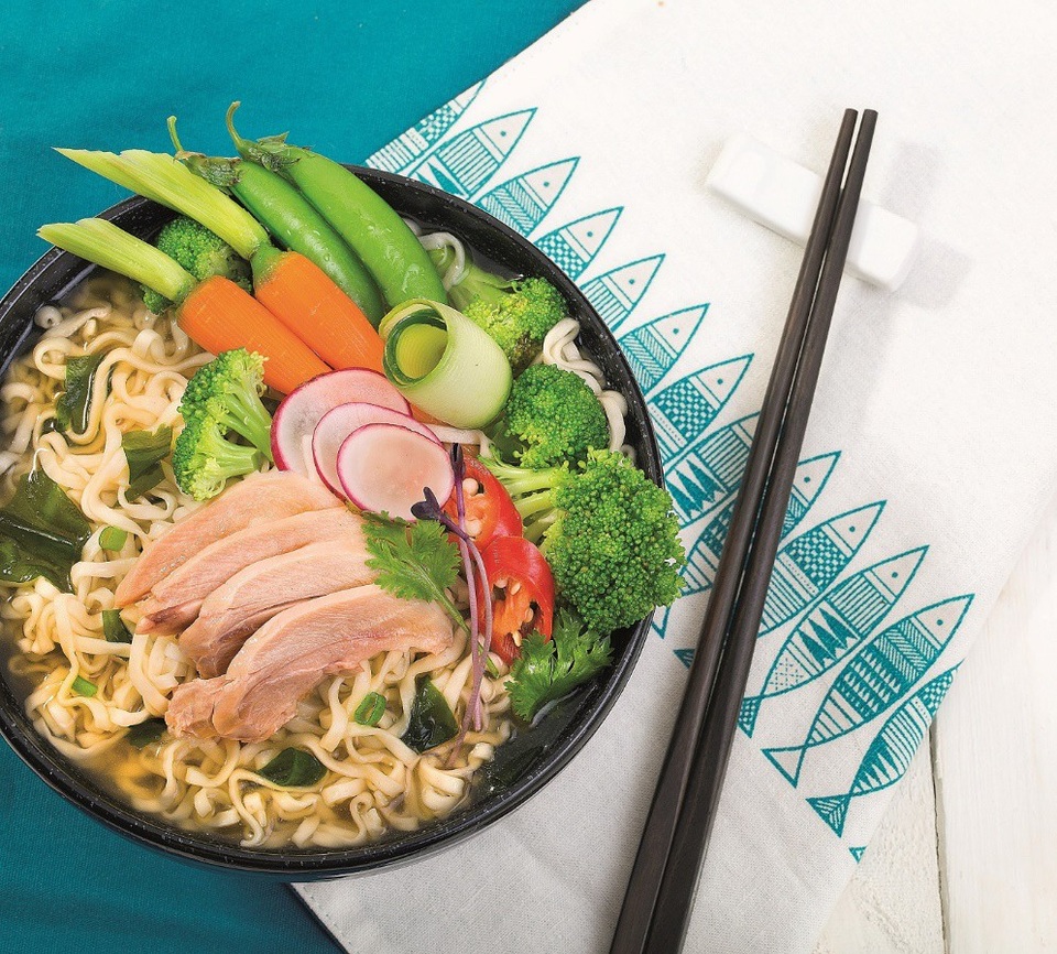 Chuyên gia dinh dưỡng gợi ý 4 bữa ăn hoàn chỉnh cho ngày bận rộn - 1 Nguyên liệu: 1 gói mì Udon Sưki Sưki; 50gr thịt đùi gà; 20gr đậu Hà Lan; 30gr bông cải xanh; 20gr cà rốt baby; 5gr rong biển; Ớt sừng, ngò rí.