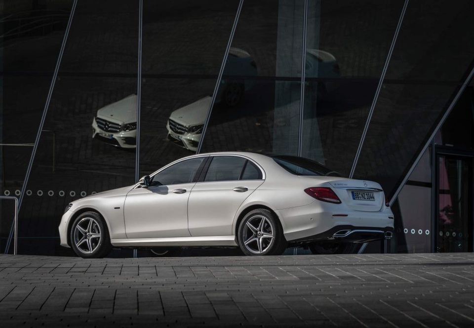 Mercedes-Benz ra hai phiên bản hybrid cho dòng E-Class - 3 Mercedes-Benz ra hai phiên bản hybrid cho dòng E-Class - 3