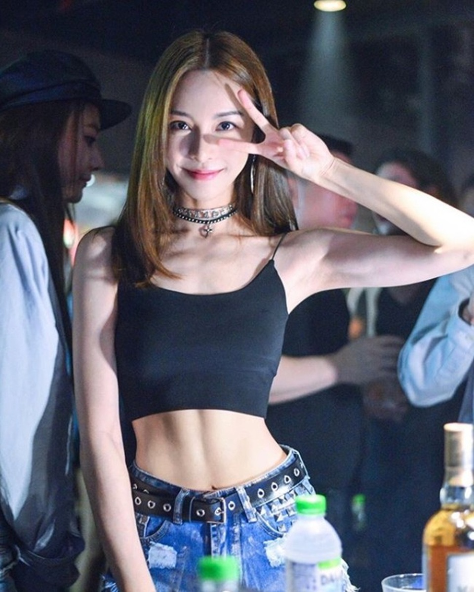 Hot girl số 1 Malaysia có thân hình thắt đáy lưng ong quyến rũ mê hồn - 19
Ngay cả những hình ảnh đời thường giản dị của cô cũng là chủ đề khiến người hâm mộ quan tâm dù Cathryn rất ít dùng mạng xã hội.