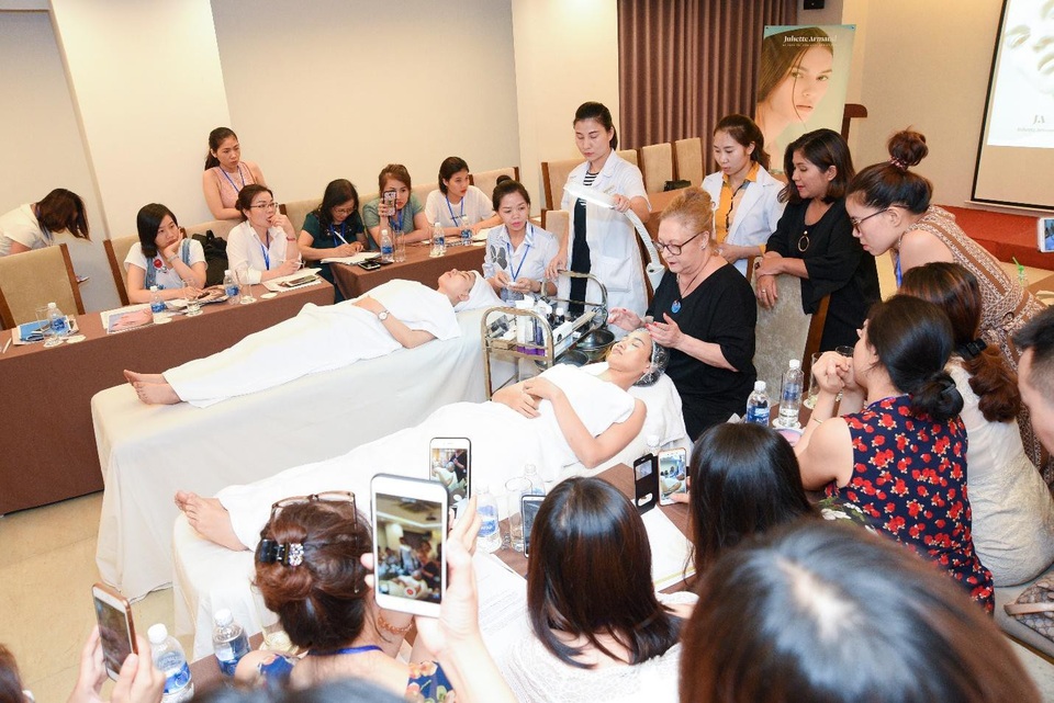 Tháng 11 này, Juliette Armand sẽ chính thức quay lại bằng chuỗi Workshop đỉnh cao, hứa hẹn đem lại cho chủ Spa & Thẩm mỹ viện những thông tin làm đẹp mới nhất, công nghệ trẻ hóa độc đáo và hiệu quả nhất.
