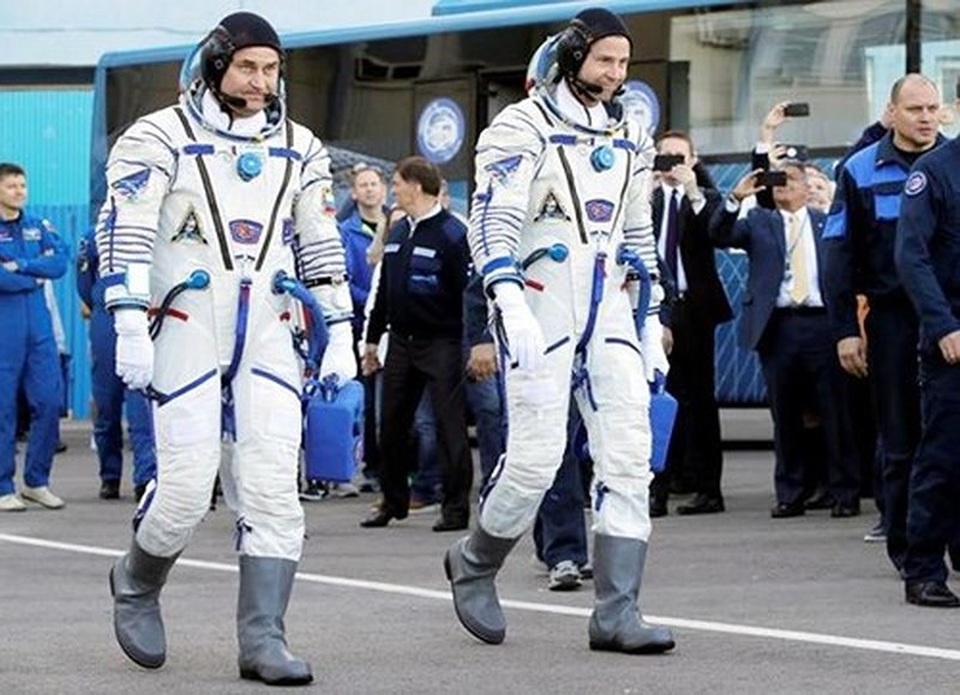 Phi hành gia Đức chụp khoảnh khắc tên lửa đẩy tàu Soyuz rơi - 4
Hai phi hành gia Aleksey Ovchinin (người Nga - trái) và Nick Hague (người Mỹ - phải) hạ cánh an toàn sau khi tên lửa đẩy tàu vũ trụ Soyuz bị hỏng . Ảnh: EPA