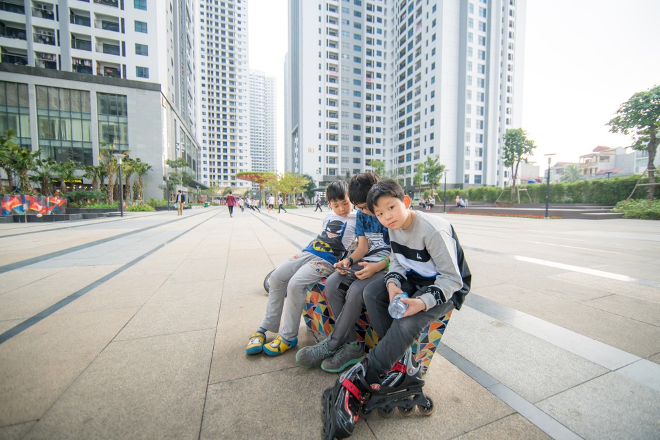 Sống và giao tiếp sớm cùng cộng đồng người nước ngoài giúp trẻ thuận lợi cho việc học ngoại ngữ