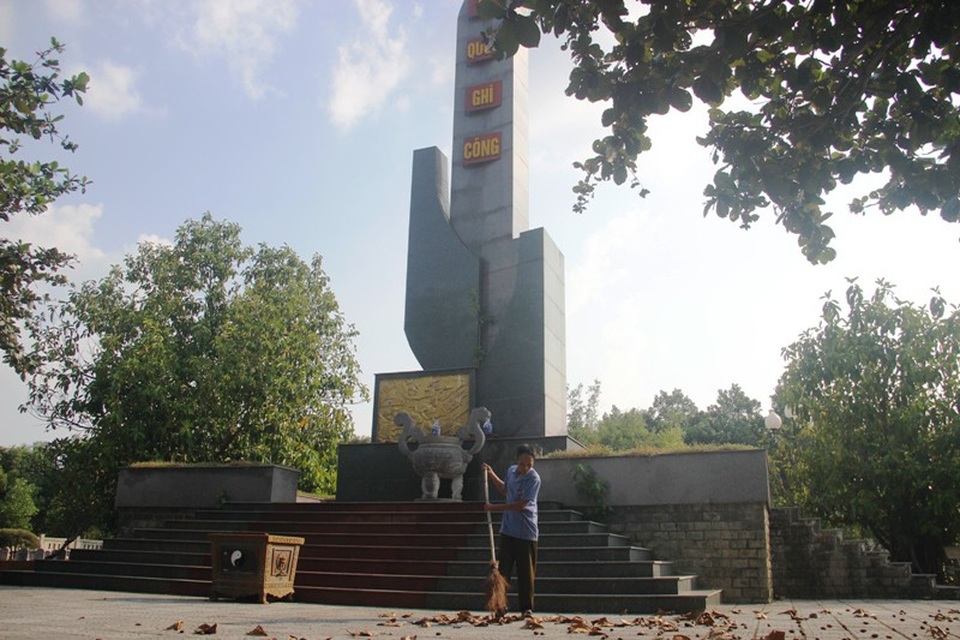 Mỗi tuần vài ba lần ông Thành đều ra nghĩa trang quét dọn, vệ sinh khuôn viên.