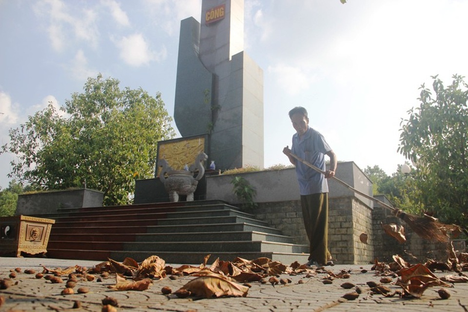 Người cựu binh già không quản khó nhọc vì trách nhiệm với liệt sĩ.