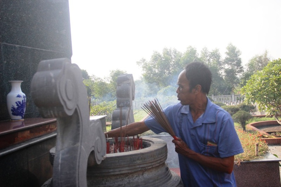 Ông Thành kính cẩn dâng hương lên liệt sĩ.
