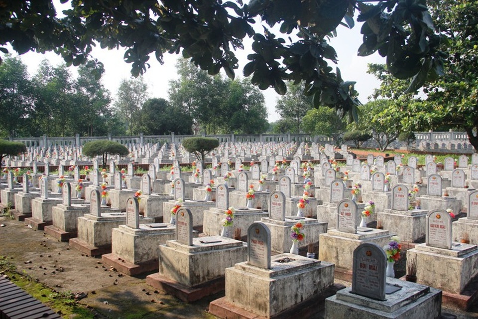 Ông làm việc với cái tâm và mong muốn nơi an nghỉ của liệt sĩ được sạch đẹp.