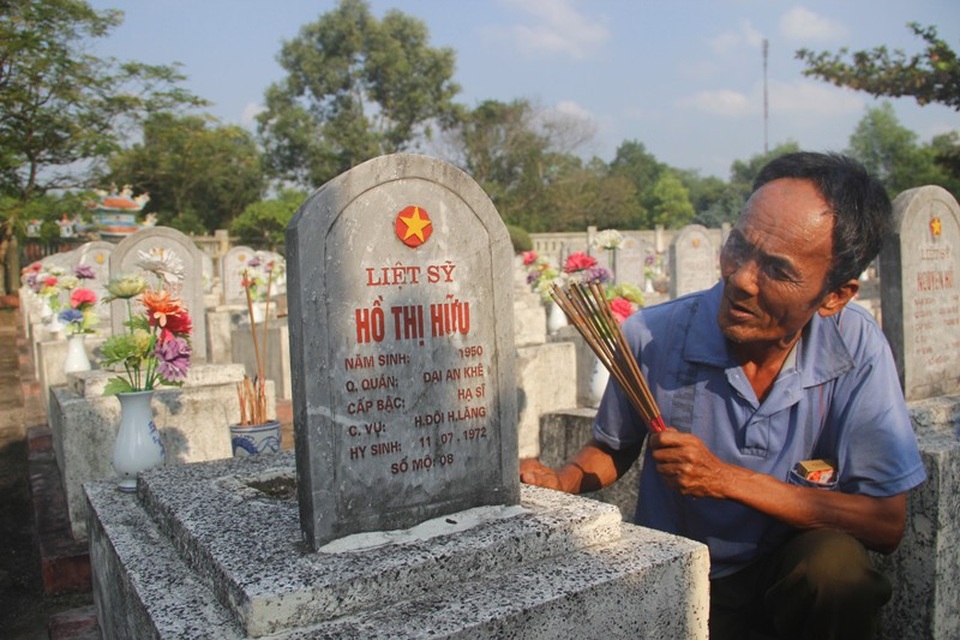 Ông Thành thắp hương lên phần mộ chị mình ở nghĩa trang.