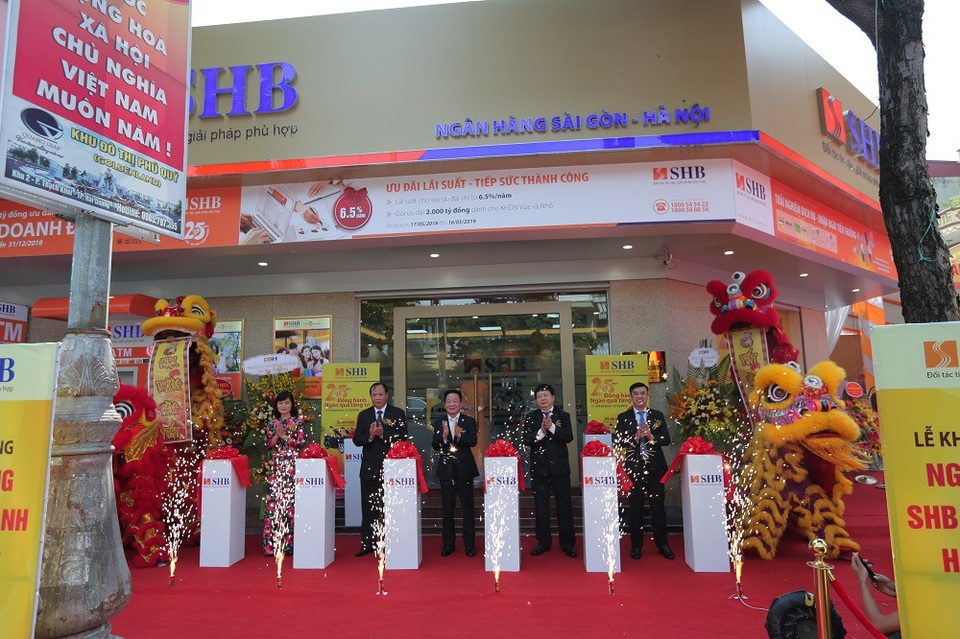 SHB tiếp tục chiến lược mở rộng mạng lưới, nâng cao chất lượng phục vụ khách hàng - 1
Ông Nguyễn Mạnh Hiển – Ủy viên Trung ương Đảng, Bí thư Tỉnh ủy tỉnh Hải Dương; ông Nguyễn Dương Thái – Phó Bí thư Tỉnh ủy, Chủ tịch UBND tỉnh Hải Dương; bà Nguyễn Thị Hải Vân – Giám đốc NHNN Việt Nam chi nhánh tỉnh Hải Dương cùng ông Đỗ Quang Hiển – Chủ tịch HĐQT SHB và ông Nguyễn Văn Lê – Tổng Giám đốc SHB cùng thực hiện nghi thức cắt băng khai trương SHB CN Hải Dương