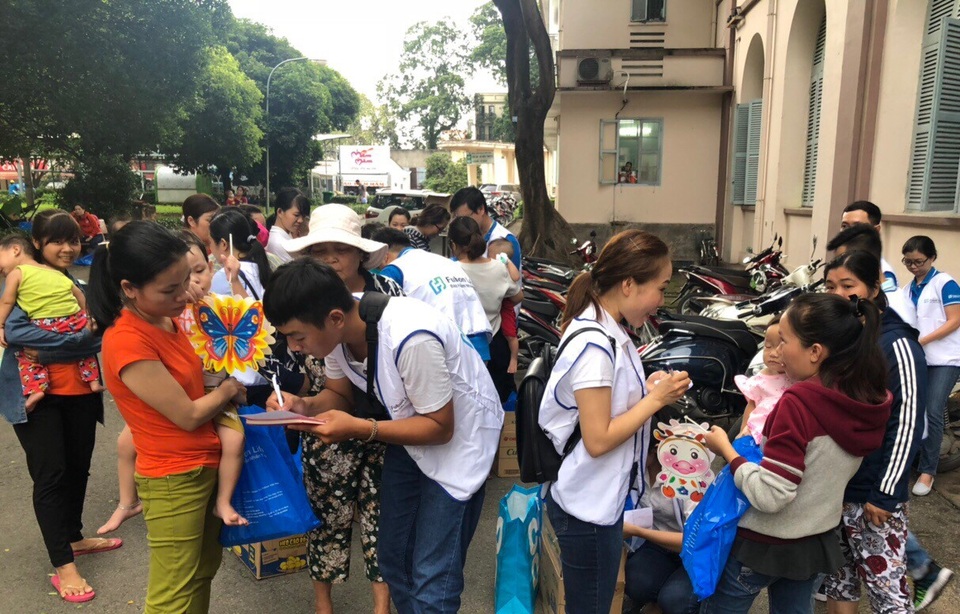 
Fubon Life tặng quà cho các bệnh nhi.
