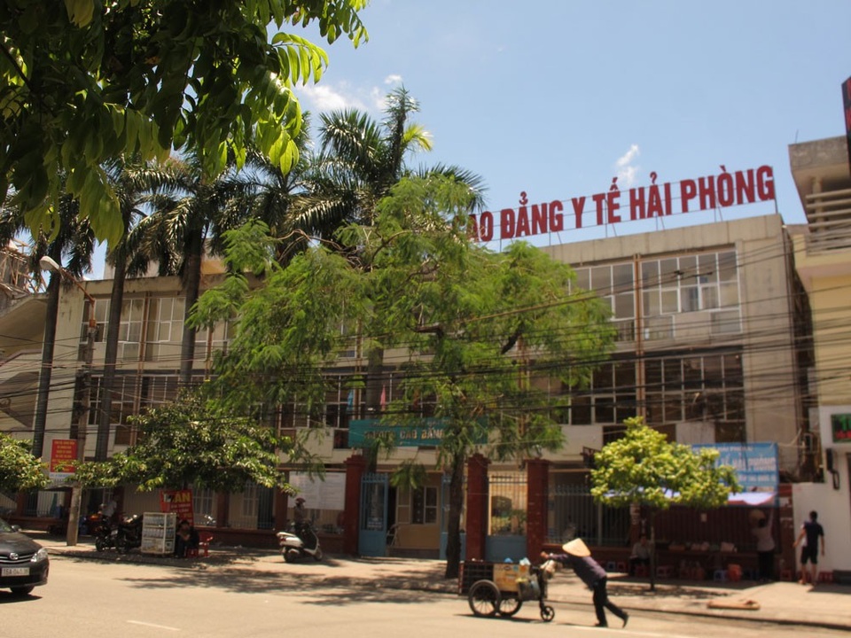 166 sinh viên Trường CĐ Y tế Hải Phòng bức xúc vì bất ngờ bị tạm dừng đào tạo - 1
Trường Cao đẳng Y tế Hải Phòng. (ảnh internet)