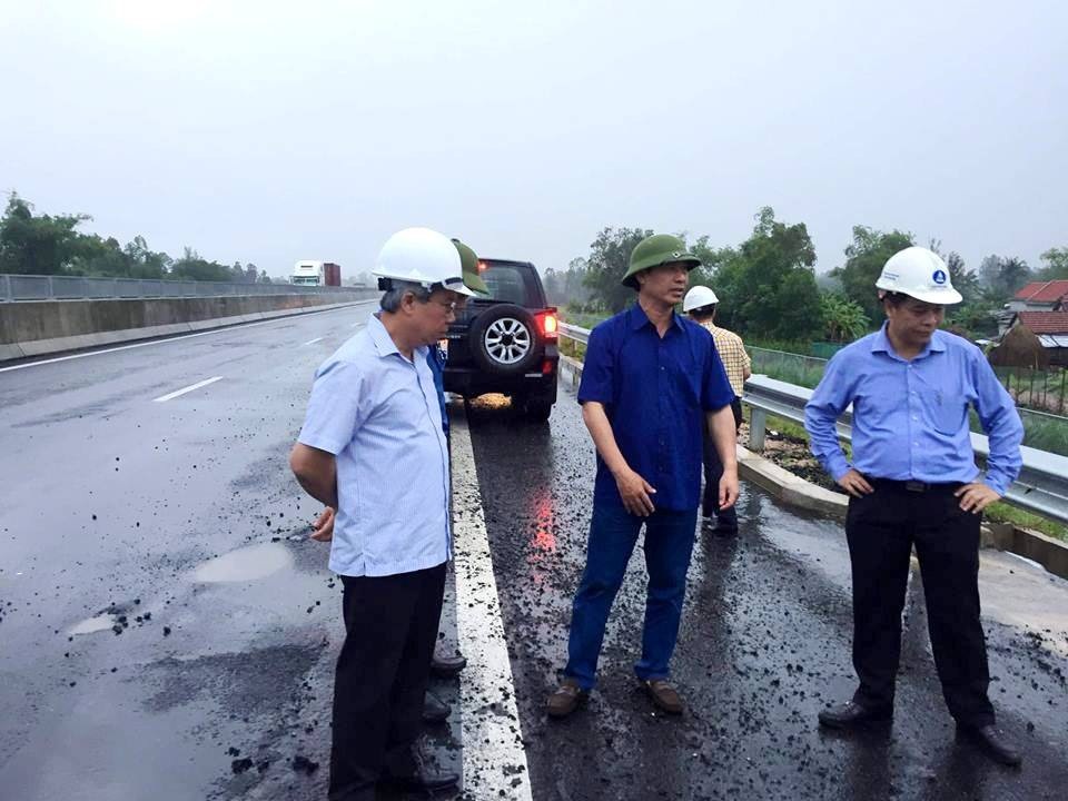 Cao tốc hơn 34.000 tỷ hư hỏng: Lỗi do nhà thầu, đơn vị thi công, tư vấn giám sát - 1 Thứ trưởng Lê Đình Thọ (thứ 2 từ trái sang) kiểm tra cao tốc chiều 13/10