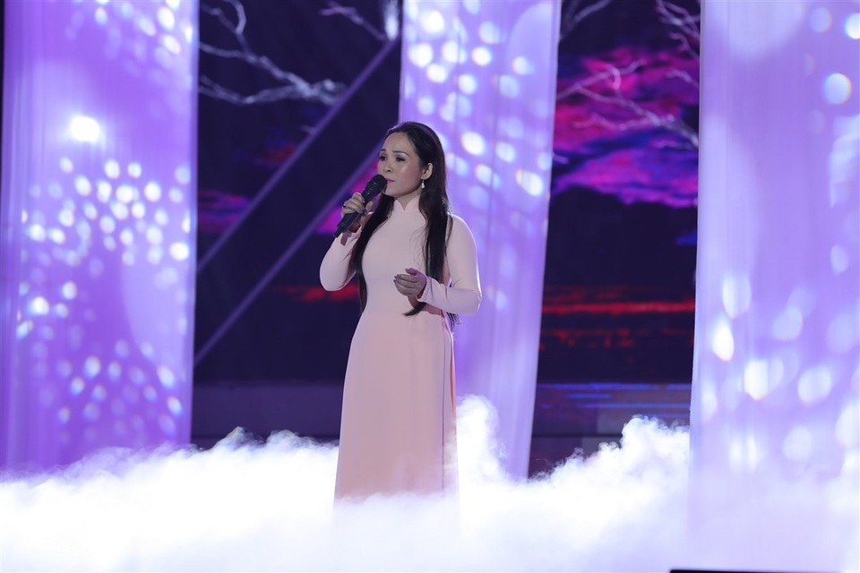 Ở phần dự thi thứ 2, Ánh Nguyệt mang đến liên khúc Mưa hồng - Em hãy ngủ đi.