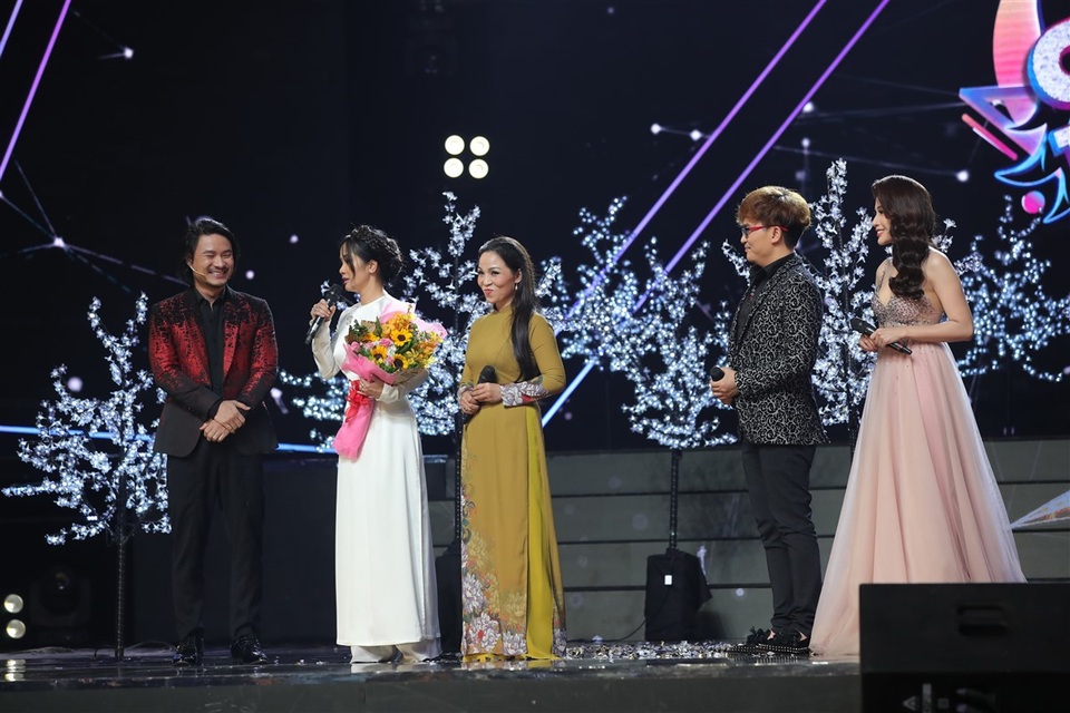 Diva Hồng Nhung bày tỏ lòng ngưỡng mộ khi song ca cùng giọng ca phố núi. Cô chia sẻ: “Lúc đầu đi tập thấy Ánh Nguyệt hát thì vô cùng ghen tị, bởi vì chưa bao giờ có ai lại có giọng hát giống với danh ca Khánh Ly đến như vậy. Chất giọng của Ánh Nguyệt giống với chị Khánh Ly và đây là giọng thổ vô cùng đặc biệt trời cho. Sau cùng là sự rung cảm với âm nhạc, một người nghệ sĩ khác với người hát karaoke ở chỗ cùng một bài hát nhưng người ấy hát họ sẽ đem lại cá tính riêng cho bài hát. Điều đó chúc mừng Ánh Nguyệt”.