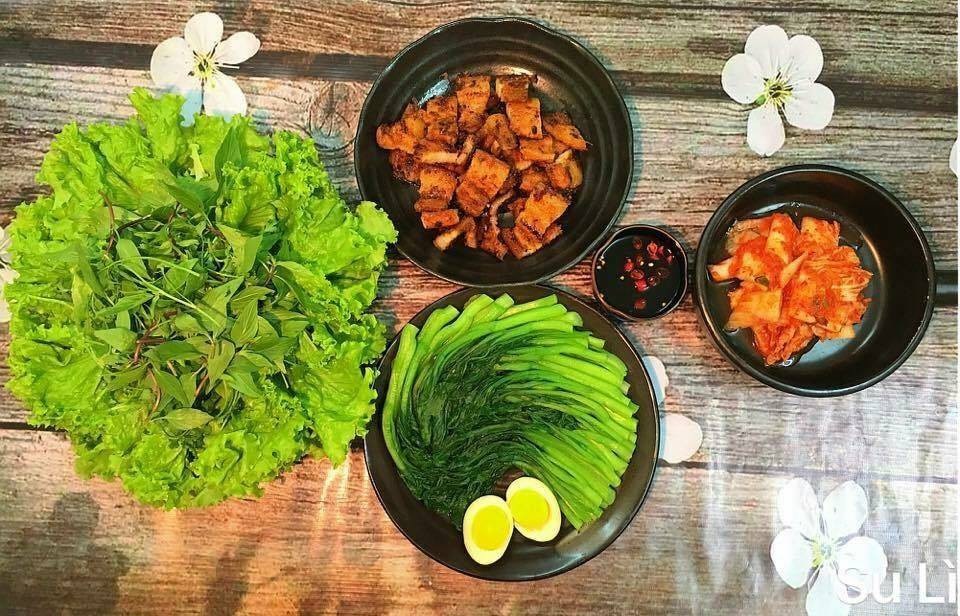 Lóa mắt với mâm cơm đẹp như nhà hàng của mẹ đảm 8x ở Hà Nội - 10 Bữa ăn với các món đơn giản nhưng ngon miệng, đủ chất.
