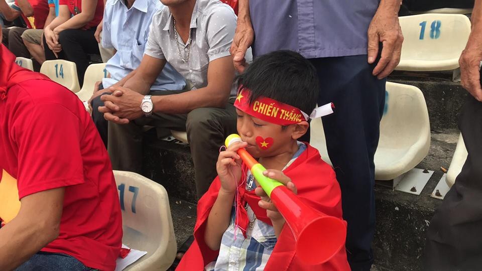 Cổ động viên Hà Tĩnh “nêm” chật sân vận động Vinh cổ vũ cho Hà Nội B - 3 Cổ động viên Hà Tĩnh “nêm” chật sân vận động Vinh cổ vũ cho Hà Nội B - 3