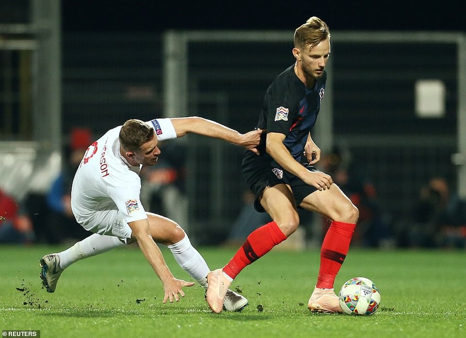 Đội tuyển Anh bất phân thắng bại với Croatia - 1
Rakitic và Henderson trong tình huống tranh chấp