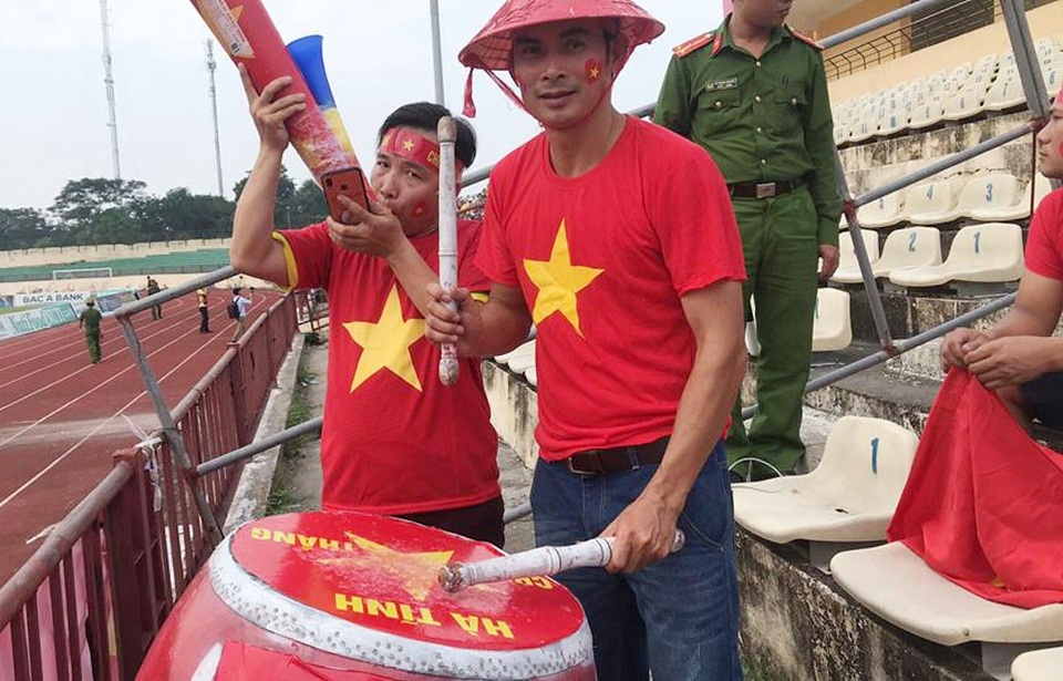 Cổ động viên Hà Tĩnh “nêm” chật sân vận động Vinh cổ vũ cho Hà Nội B - 7 Tất cả các cổ động viên Hà Tĩnh đang tạo sức nóng tại sân vận động Vinh.