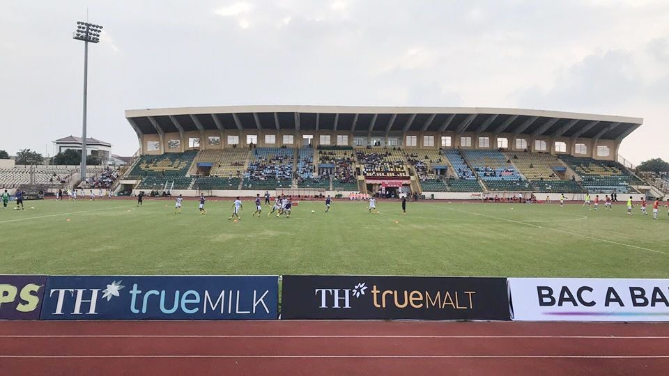 Cổ động viên Hà Tĩnh “nêm” chật sân vận động Vinh cổ vũ cho Hà Nội B - 8 Trận đấu giữa Hà Nội B và Nam Định sắp được diễn ra tại sân Vinh.